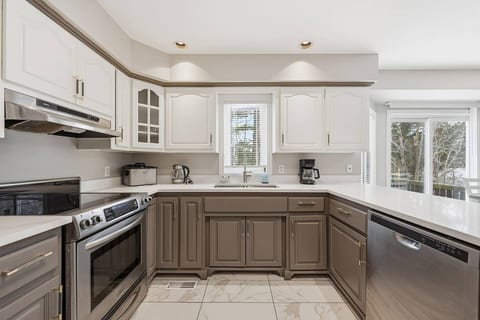 Executive 7 bedrooms 3.5 Bathrooms