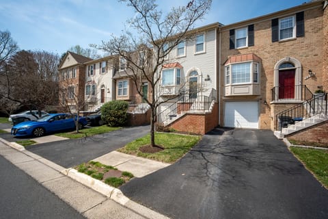Charming townhouse with garage and driveway on a quiet tree-lined row