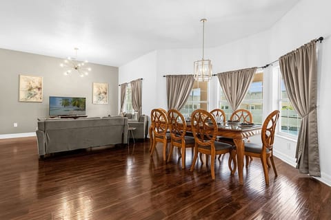 Vista Home near Disney - NEW heated hot tub - games room