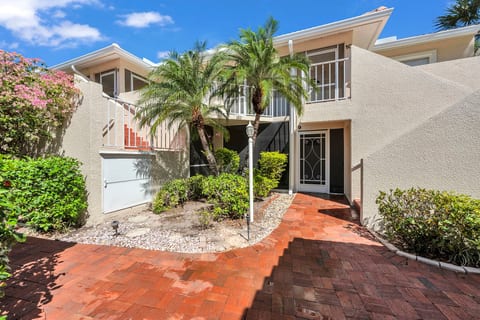 First-Floor Lakeview 2BR/2BA Condo in Naples