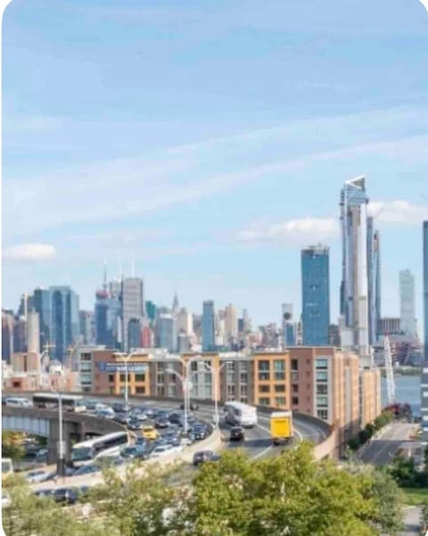 Spectacular penthouse min to NYC image 1