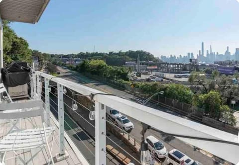 Spectacular penthouse min to NYC image 3