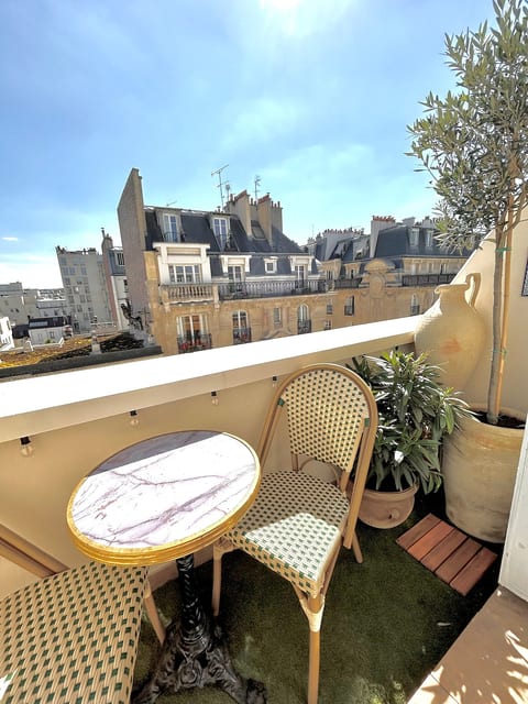 Charming flat near Eiffel Tower! 3 rooms+balcony image 2