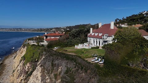Iconic Oceanfront Mansion in LA image 5