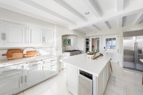 Iconic Oceanfront Mansion in LA image 4