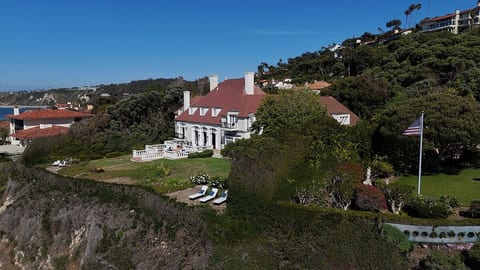 Iconic Oceanfront Mansion in LA image 2