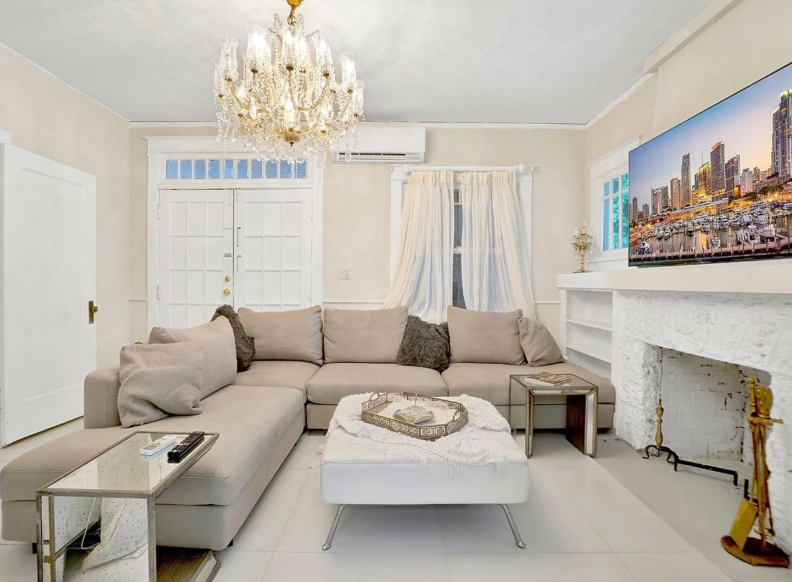 Spectecular Villa in Brickell image 1