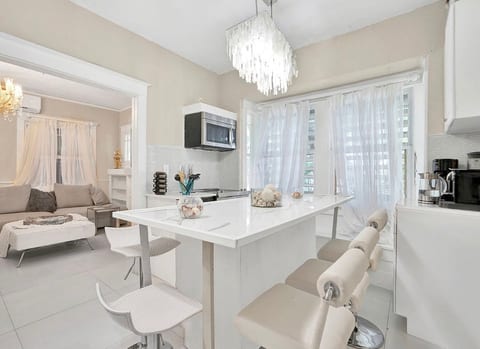 Spectecular Villa in Brickell image 4
