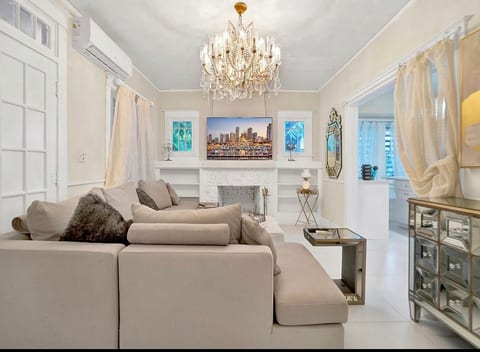 Spectecular Villa in Brickell image 5