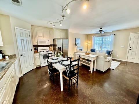 Kitchen/Dining