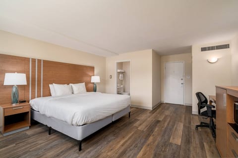King Room Steps from Downtown COS Nightlife