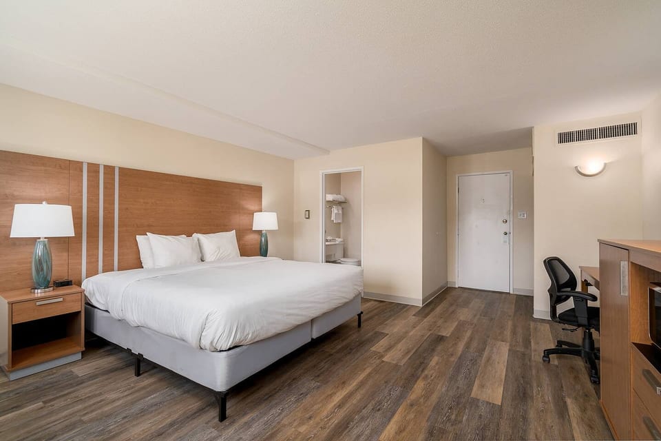 King Room Steps from Downtown COS Nightlife - Colorado Springs
