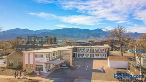 King Room Steps from Downtown COS Nightlife