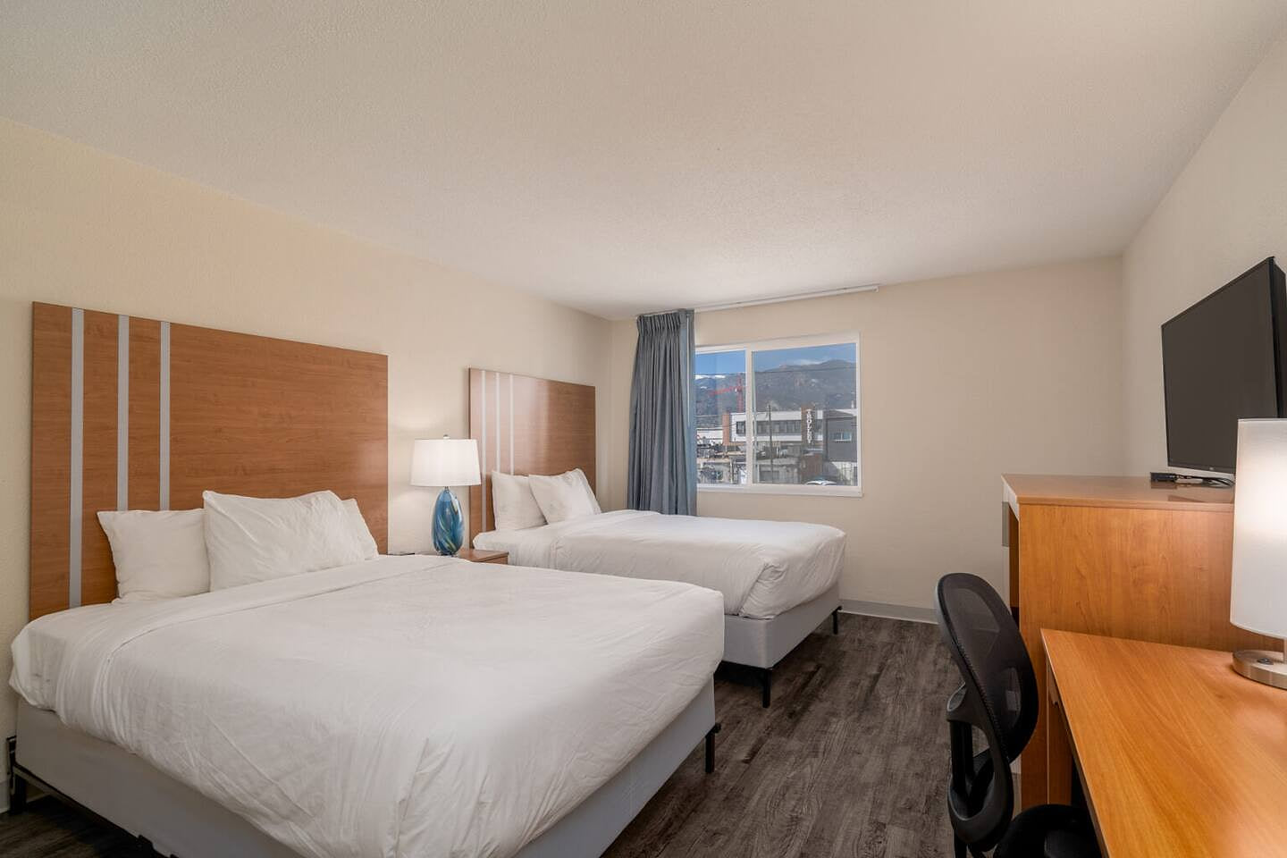 Walk to COS City Core Hotspots | 2 Queen Beds