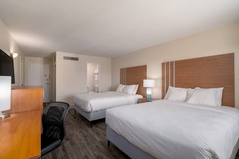 2 Queen Beds Near Downtown COS Bars + Dining