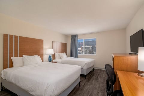 Mountain views and double the comfort. ️ Two queen beds and a bright workspace for the perfect start to your day.