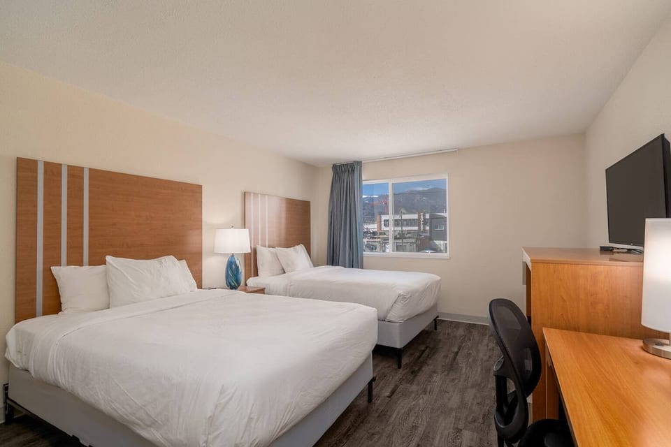 Mountain views and double the comfort. ️ Two queen beds and a bright workspace for the perfect start to your day.
