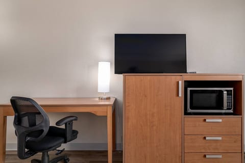 2 Queen Beds Near Downtown COS Bars + Dining
