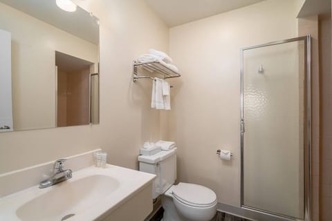 2 Queen Beds Near Downtown COS Bars + Dining