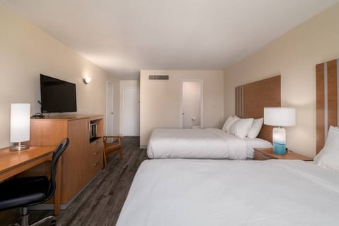 2 Queen Beds Near Downtown COS Bars + Dining