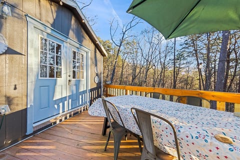 Private Cabin Retreat with Fire Pit & Sunroom