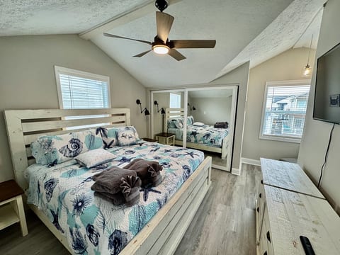3 bedroom-2bath-Free Golf Cart-Steps from the beach