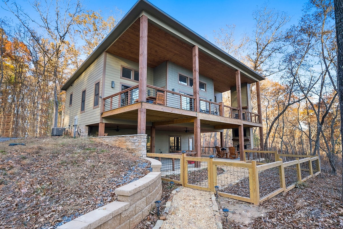 Riverbend Manor Retreat image 1