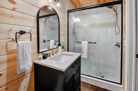 Bourbon Trail Estate | 6BR | Pickleball | Hot Tub