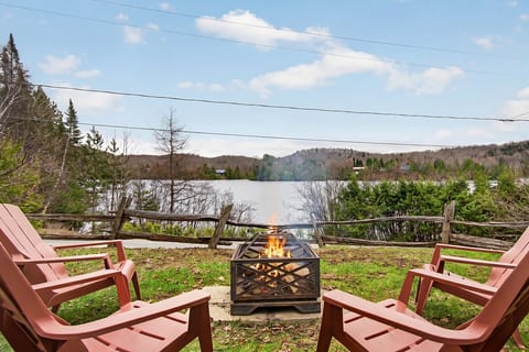 Waterfront cottage for 6 with private dock & kayak