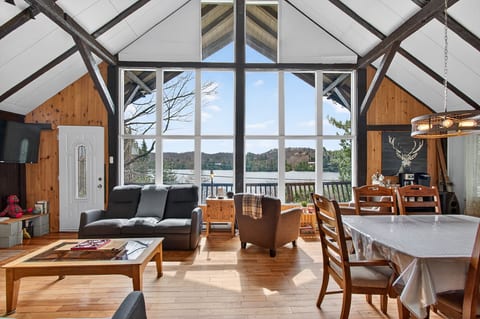 Waterfront cottage for 6 with private dock & kayak