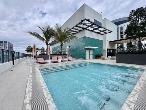 Escape to Chic Apartment in the Heart of Miami - 20 min to