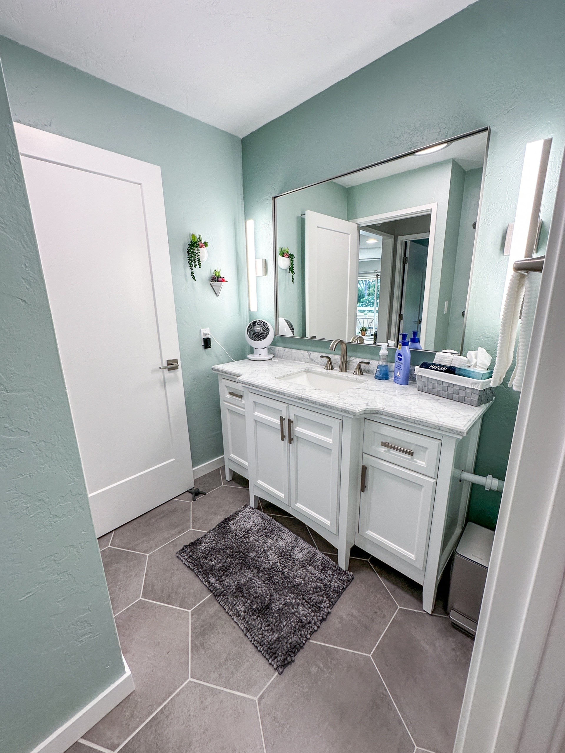 Newly renovated Coconut Coast 1BR condo w/ A/C