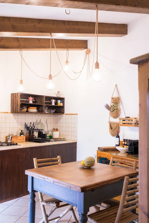 Full kitchen image 2