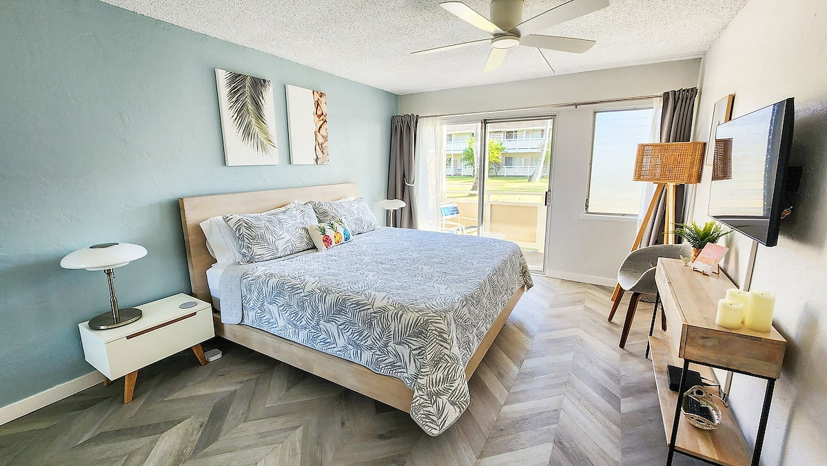 Fully Renovated 1BR/1BA condo w/AC. Short walk to beach & Coconut Marketplace!