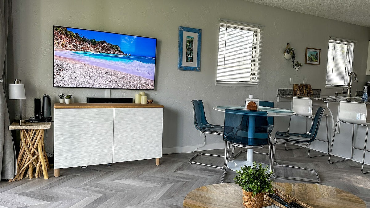 Cable TV & streaming options, board games in cabinet