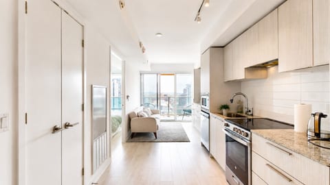 Urban Gem, 3 Mins to Wellesley Station, Balcony