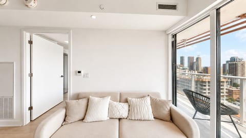 Urban Gem, 3 Mins to Wellesley Station, Balcony