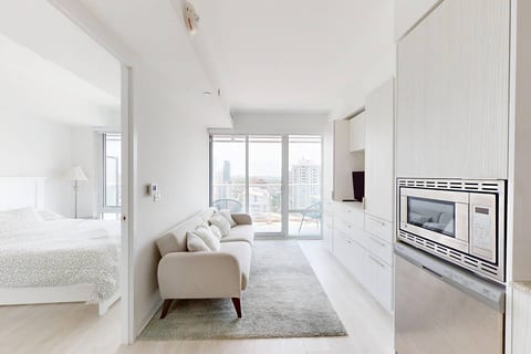 Urban Gem, 3 Mins to Wellesley Station, Balcony