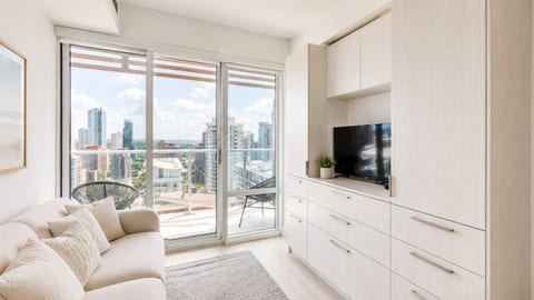 Urban Gem, 3 Mins to Wellesley Station, Balcony