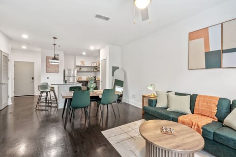 Stylish Modern Queen Suite + Parking, Pet Friendly