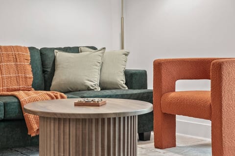 Stylish Modern Queen Suite + Parking, Pet Friendly