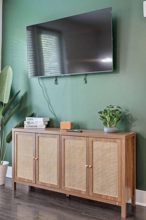 65" Smart TV w/ streaming apps