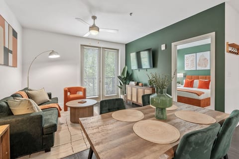 Stylish Modern Queen Suite + Parking, Pet Friendly
