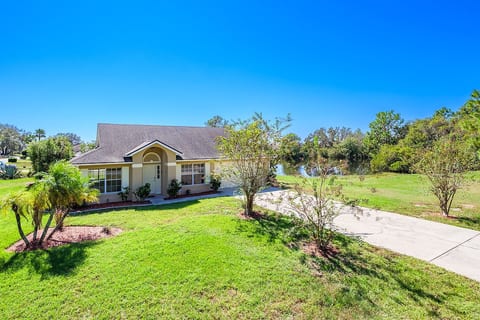 Stunning 3 bedroom villa overlooking a lake image 3