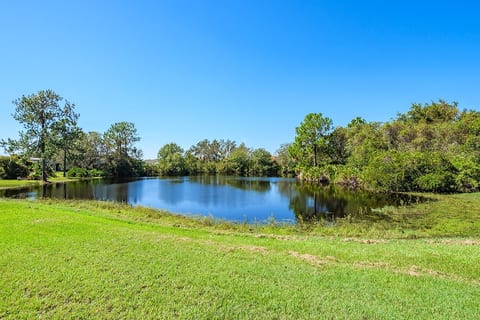Stunning 3 bedroom villa overlooking a lake image 4