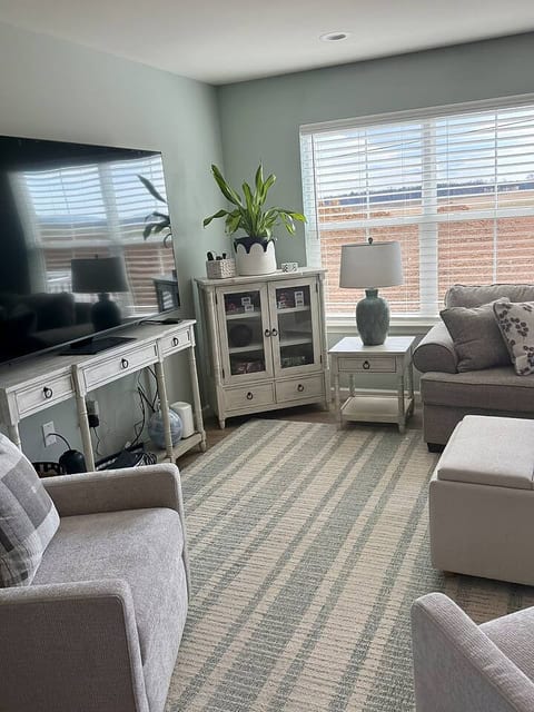 Allen Street • Sleeps 13 • Game Room • Near PSU