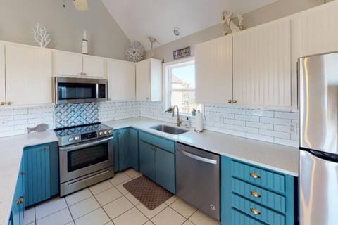 Coastal Townhome w/ Dock Access & Sunset Views