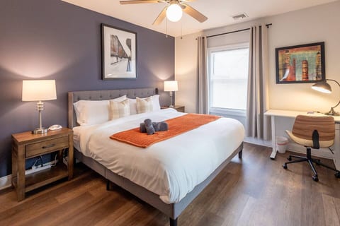 Luxe 3BR/1.5BA, Parking, Laundry, Pets, King Bed