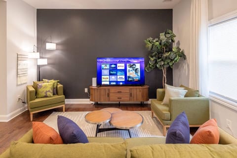 Luxe 3BR/1.5BA, Parking, Laundry, Pets, King Bed