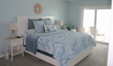 Master bedroom
King Size Bed
Sliding doors to balcony